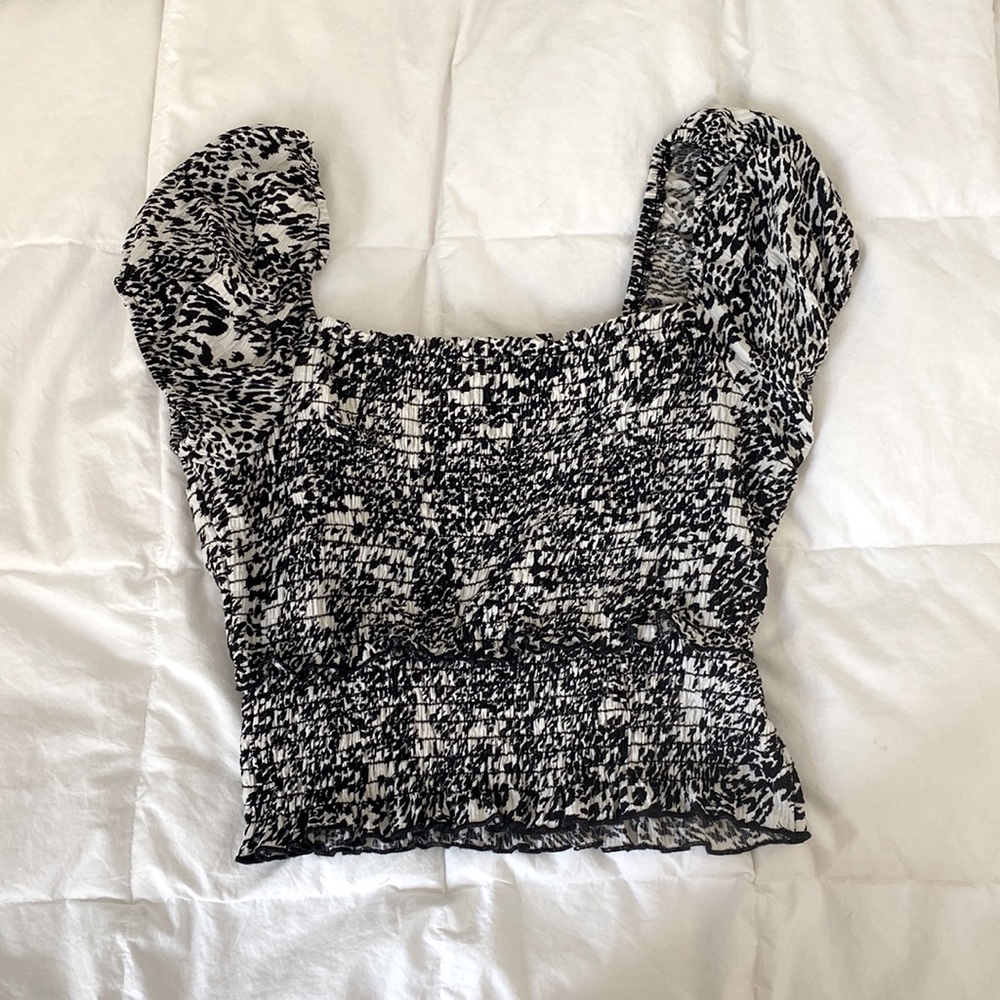 Black and white patterned top! Size small!